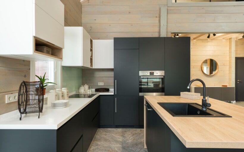 Renovarea bucătăriei tale în stil modern_ mobila tip insula, blat alb, cuptor electric, chiuveta moderna